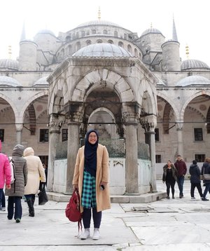 Salah satu alasan saya ingin kembali ke Turki, waktu saya ke sana masjid Sultan Ahmet Camii ini sedang direnovasi dan pengunjung umum dilarang masuk, huhuhu. Sedih sih, tapi kalo suami bilang itu jadi alasan untuk kembali lagi. Aamiin ya rabbal alamin. Semoga kamu yang baca dan like postingan ini juga bisa ke sana insyaaAllah. 😘
.
.
#clozetteid #starclozetter #clozettehijab #sultanahmetcamii #bluemosque