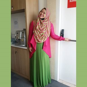 Lollipop kinda day. 🍭 #clozetteid #ootd #working #hotd #hijab #hijabfashion #hijabstyle #hijablook #hijabinspiration #hijabmodestyindo #hijabstyleindonesia #hijabootdindo #hijabers #coveritright #colorcandy #pink #green