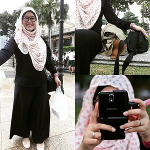 Travelling essentials for solo traveller : camera, selfie stick (tongsis), sling bag, comfy shoes. At least for me. 😊✌ #clozetteid #godiscover #cordovatravel #travelingwithhijab #ootd #hijab
