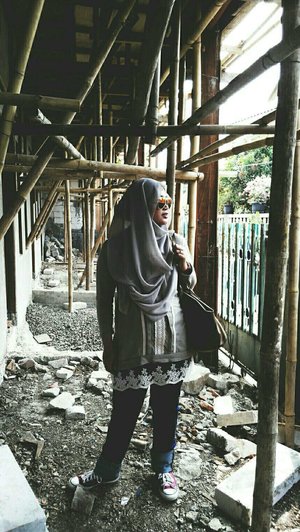 Construction site is quite interesting to take an #OOTD. :P #clozetteid #clozettemobileapp #hijab #casual #accessory #sunglasses #rayban