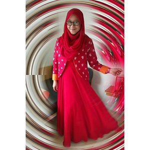 It's like out from time machine or something like that,hahaha. #clozetteid #starclozetter #hijab #red #hijabstyle #photoediting #picsart #hijablook #swingitright #instahijab