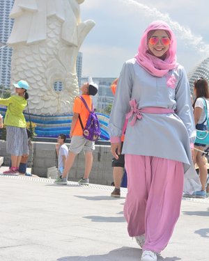 Travelling in style is essential. 💗 Top by @rjbyroswitha 😘#clozetteid #clozettehijab #ootd #starclozetter #pastelpink #hijabstyle #hijablook #hijabfashion #hijabootdindo #hijabstyleindonesia #travelinstyle #travelling #singaporetrip #lisnastyle #merlion #rayban