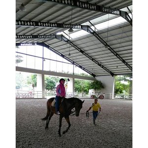 Belum bisa move on dari trial berkuda kemarin, termasuk pegel seluruh badannya, hahahaha. #clozetteid #clozettehijab #starclozetter #ootd #horseriding #horse #sports #sportylook #healthylife #travellingwithhijab