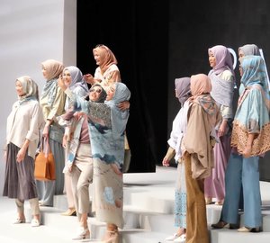 Koleksi cantik dari @riamiranda Wearable banget dan cakeeep. 😍 #ifw2017 #indonesianfashionweek #clozetteid #fashionshow #riamiranda #runway #fashion #starclozetter
