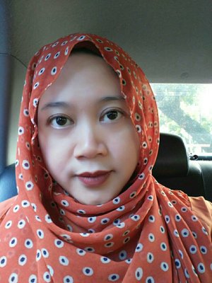 My hijab matches my lips. Purbasari matte no 86. #clozetteid #clozettehijab #makeup #beauty #lipstick #lotd
