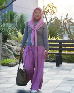 Walking towards you, like I always do. 💝 #clozetteid #clozettehijab #ootd #ootdindo #hijabootdindo #hijabstyle #hijablook #hijabfashion #singaporetrip #travelling #travelinstyle #travelblogger #hijabfashion_2016 #diaryhijaber #hijabtravellers #grey #pink #cullote #meandvaastu #hijabfeature_2016