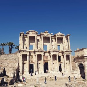 The ancient city of Ephesus. .
.
#clozetteid #clozettedaily #starclozetter #travel #traveling #wheninturkey #turkey_home #ephesus #terfujilah #fujifilmxt1 #XT1 #globetrotter #aroundtheworld #mashaAllah #throwback #throwbackthursday