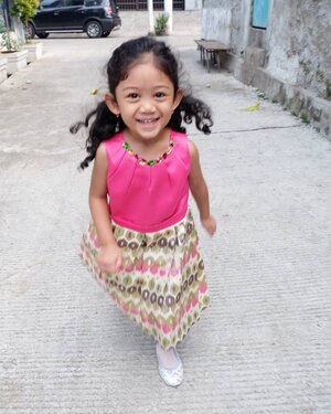 Blur sih, tapi I love her expression. Anak yang sukanya lari dan melompat. Kadang suka clumsy dan selebor, semacam mamanya, hahaha. Entar udah gede jangan clumsy apa selebor lah nak, yang elegant dikit gituh. 😆😆😂😂 #clozetteid #nayandraalishalatief
