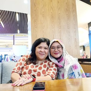 There is always a friend who is dear to your heart, like fireworks that light up the night. Or just like blanket in a cold mid night. Udah cukup reuuss belum? 😆😆😂😂..#clozetteid #clozettedaily #starclozetter #bestie #friendship #meetup #love