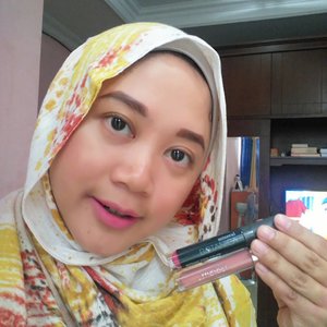 Trying to combine 2 lip cream, @wardahbeauty see you latte and @mineralbotanica soft matte fantasy fuchsia. And I made a bit ombre shade. What do you think? Hihi. #clozetteid #starclozetter #clozettehijab #lipstick #beauty #lipcream #tips #beautytips #ombrelips #beautyhacks #hijabmakeup #hijablook