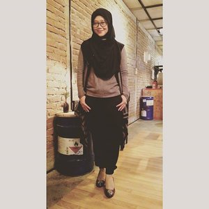 At Kozi, Bandung. Nice coffee shop. #clozetteid #ootd #clozettehijab #starclozetter #hijabootdindo #hijabstyleindonesia #hijabfeature_2016 #hijabfashion_2016 #ootdnusantara #rayban #uniqlo