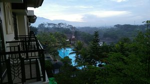 Mau mencari hotel buat weekend getaway? Ini pemandangan dari balkon yang bisa kamu nikmati di Mason Pine Hotel Bandung.  #clozetteid #starclozetter