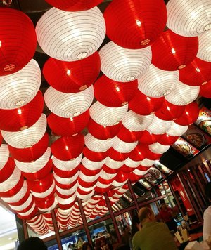 Pretty lampions at Ramen Sanpachi. #clozetteid #starclozetter #lampion #ramenhouse #red #white #interior #lamp #decoration
