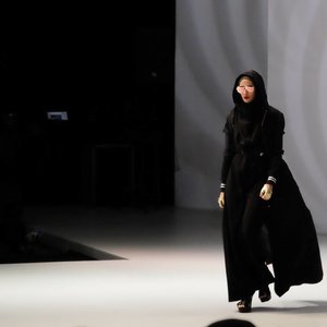 Black beauty with cool sunglasses by Norma Hauri. 😍😎 #ifw2017 #indonesianfashionweek #clozetteid