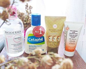 I have been cutting my skincare step from 7 to 4 because the season in my country is changing. Do u feel that too?
Today ( AM skincare routine )
· double cleansing with Bioderma Sensibio
· Cetaphil gentle skin cleanser
· Cathy Doll gold splash essence
· Vitacreme B12 Day cream sun protection

#clozetteID #skincare