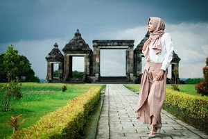 Ada yang bisa nebak ini dimana? tempat keren ini ada di salah satu kota besar di Indonesia. Keindahannya bener-bener bikin aku melting 😍. Inilah Indonesiaku 💋. #clozetteid #clozetteambassador #indonesia #instalike #exploreindonesia #blog #blogger #beauty #beautyblogger  #ootd #hijab #ootdhijab #nikon #tamron #sony #sonyalpha #apoteker #pharmacy #transformationtuesday #traveller #travelblogger #landscape