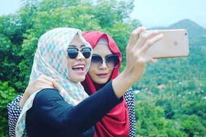 Ini beneran candid 😉😉.#explorelombok #lombokisland #lombok #instalike #instatravel #clozetteid #clozetteambassador #exploreindonesia #indonesia #instagood #hijab #friends #indonesia