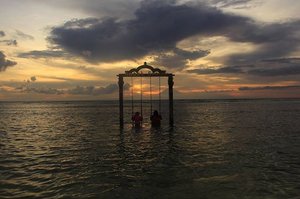 Di suatu senja Gili Trawangan, saat para manusia berangkulan dan bergandengan tangan dengan pasangan, aku menjadikan senja sebagai kekasih. Mengirimkan rindu yang tak pernah usai, tak juga berkesudahan walau nyata akan kutemui lagi warnanya pada esok kemudian. 
#gili
#gilitrawangan
#ombaksunset #explorelombok #exploreindonesia #exploregili #clozetteid #clozetteambassador #holiday #sunset #beach #pulau #instalike #travelling #travelblogger #bloggers #blogger #instatravel
