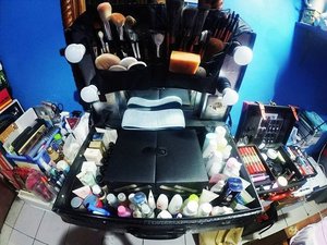 I'm makeup junkie 💅💄💆 💋. Karena cuma dengan ngeliatnya aja bikin hidup jadi lebih semangat 😍😍. #clozetteid #clozetteambassador #makeupjunkie #makeup #makeupholic #instabeauty #indonesianbeautyblogger #bblogger #bbloggers #bloggers #blogger #beautyblogger #beauty #nonahikaru #apothecary #apoteker