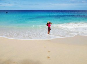 B.e.a.c.h Best escape anyone can have!😀
@ Pal beach
I love the wave and the gradation😍
#Sulawesi #palbeach #ExploreNorthSulawesi #Minahasa #Manado #Indonesia #PesonaIndonesia  #WonderfulIndonesia #travel #travelinstyle #traveller #traveling #tourism #waves #sea #instagood #whitesand #holiday #ootd #hat #tartanskirt #skirt #pink #clozetteambassador #clozetteID @clozetteID #skyporn