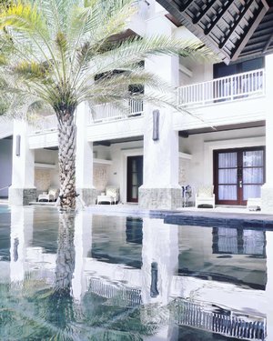 Reflection~
#resort #hotel #swimmingpool #reflection #white #room #interiordesign #design #art #purisantrian #travel #traveling #traveler #holiday #bali #sanur #wonderfulIndonesia #PesonaIndonesia #lifestyle #clozetteid
