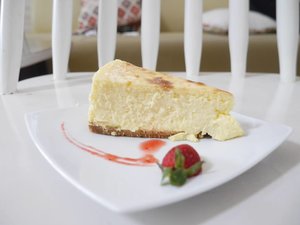 Life tastes better after a slice of cheesecake 🧀😋
#Cheesecake #homemade #cheese #cake #lunch #dessert #signature #menu #eat #review #delicious #photooftheday #photography #instagood #instafood #culinary #kuliner #lifestyle #gastromaquia #ClozetteID #foodism #foodgasm #food #foodporn #taste #food