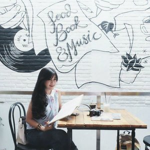 Food, book, music, and camera 💕💕4 things that fit on me when I'm not in the mood of meeting people 😁📷 by misteeerius Thank you 😊 #food #book #music #wall #Caffè #cafe #restaurant#interiordesign#interior #smile #girl #collartop #floral #jeans #bracelet #ootd #ootdindo #ootdmagazine #clozetteambassador #clozetteid @clozetteid