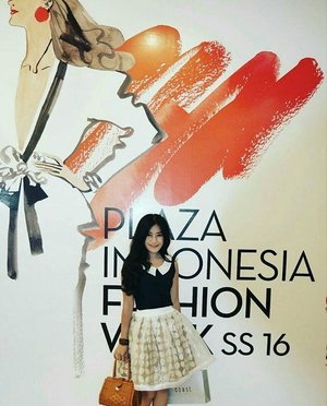 For #PIFW2016 #FashionWeek 😊👚👗👠👜
#pifw #plazaIndonesia #ootd #ootdindo #lookbookIndonesia #lookbook #fashion #style #collardress #kawung #batik #skirt #rattanbag #lifestyle #girl #clozetteambassador #clozetteID @clozetteid