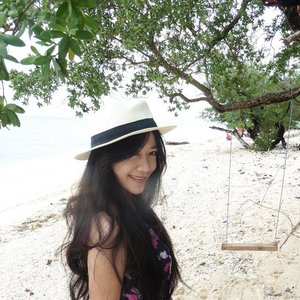 #holiday #gilitrawangan #beach #lombok #Indonesia #lombokituindah #wonderfulIndonesia #lookbookIndonesia #beritafashion #faceoftheday #floraldress #hat #flatshoes #whitesand #sand #vacation #sea #fashion #fashionista #fashiondiaries #lifeisbeautiful #lifestyle #clozetteambassador #clozetteid