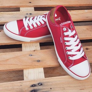 Sneakers 👟#sneakers #levis #red #stanbuck #textile #veg #shoes #streetstyle #casual #streetculture #fashion #fashiondiaries #trend #lifestyle #clozetteambassador #clozetteID @clozetteid