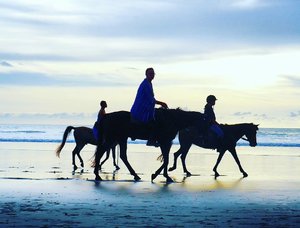 Aristocratic family walk...be like...🦄🐎
#sunset #horse #legs #pet #riding #horseriding #horses #animal #cuteanimal #beach #kuta #sea #sky #skyporn #silhouette #beachsand #kuta #bali #lifestyle #travel #traveling #traveler #traveller #trip #holiday #pesonaIndonesia #wonderfulindonesia #pictureoftheday #fairytale
#photooftheday #clozetteid