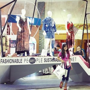 Fashionable people, sustainable planet!
@ Indonesia Fashion Week day 2 #IFW2015
Mobile and busy day so I wear jeans :)))
#fashionweek #IndonesiaFashionWeek #fashion #fashionista #fashionid #fashiondiaries #ootd #ootdmagazine #ootdindo #kain #batik  #kebaya #jeans #Indonesia #lifestyle #clozetteambassador #clozetteid @clozetteid