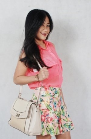 Bright pink top & floral skirt to bright my day \o/
