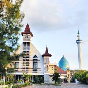 When mosque and church stand next to each other in peace ⛪🕌It's common view in #Surabaya #Indonesia Gereja Katolik Paroki Sakramen Mahakudus & Masjid Agung Nasional Al-Akbar SurabayaImagine all the peopleLiving life in peace🎶You may say I'm a dreamerBut I'm not the only oneI hope someday you'll join usAnd the world will be as one🎶#mosque #church #masjid #gereja #peace #worldpeace #Ramadhan #epic #WonderfulIndonesia #PesonaIndonesia #imagine #johnlennon #song #sky #skyporn #lifestyle #religion #photooftheday #pictureoftheday #clozetteid
