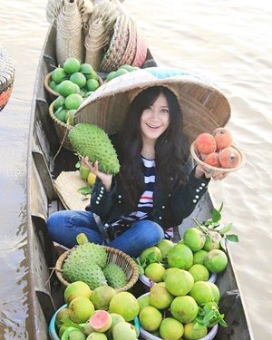 Finally got a chance to visit Lok Baintan Banjarmasin Floating Market! My dream comes true and get the bonus! I dream of visiting Floating Market and take the picture, but I got the bonus by getting photo in the boat😄😄
Itu 'buah mentega' yang merah. Khasnya Banjarmasin. Rasanya kayak apel, cuman agak lebih hambar.
📷 by mas Fatoer. Thank you 🤗
Thank you @pophotels
@pophotelbjm 🤗
#LokBaintan #PasarTerapung #floatingmarket #Banjarmasin #Martapura #river #sungai #POPBanjarmasin #morning #Borneo #KalimantanSelatan #wonderfulIndonesia #pesonaIndonesia #transportation #lifestyle #buahmerah #ootd #sotd #topibakul #nature #naturelovers #adventure #traveler #traveling #travel #clozetteid #clozetteambassador