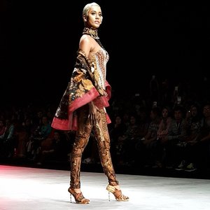 The stunning Kimmy Jayanti on 'Pasar Klewer Riwayatmoe Kini' by Anne Avantie <3 #IFW2015To honor traditional 'Pasar Klewer', the design's inspired by the fire on Klewer market (Solo, Dec 27th,2014). Most of the batik's combined from fabric patchwork in fire debris. Brown, red, and black colours represent the typical fire.#fashion #fashionweek #IndonesiaFashionWeek #AnneAvantie #fashiondesigner #KimmyJayanti #model #kebaya #batik #traditional #heritage #Indonesia #Solo #PasarKlewer #clozetteid @clozetteid