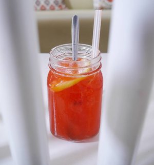 Sometimes we should express our gratitude for the small and simple things in life like the scent of the rain on CNY, the taste of your favorite food, or favorite drink like this fresh strawberry lemonade😋
Happy Chinese New Year, everyone 😘
#strawberrylemnade #lemonade #drink #lunch #menu #delicious #photooftheday #photography #instagood #instafood #culinary #kuliner #lifestyle #gastromaquia #ClozetteID #foodism #foodgasm #food #foodporn #taste #food