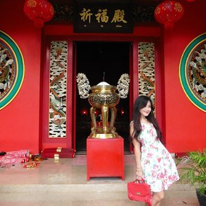 Happy Chinese Lunar New Year, guys \o/#happy #chinesenewyear #lunar #newyear #ootd #ootdmagazine #floraldress #red #redbag #fashion #fashionista #fashionid #fashiondiaries #aboutalook #beritafashion #lookbookindonesia #instastyle #ClozetteAmbassador #clozetteID @clozetteid