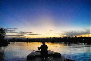 Banjarmasin Sunrise 😍 
Heading to Floating Market 
#Banjarmasin #sunrise #POPBanjarmasin #floatingmarket #river #Martapura #silhouette #wonderfulIndonesia #pesonaIndonesia #heritage #culture #lifestyle #beauty #nature #naturelovers #traveler #traveling #travel #clozetteid #clozetteambassador