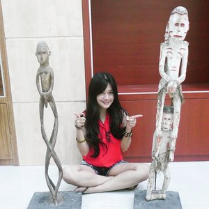 Between statues 🙏 😊☺😉
Cendrawasih University’s cultural museum contains a fascinating range of Papuan artefacts between 80 and 300 years old, including the best collection of Asmat carvings and ‘devil-dance’ costumes outside Agats, plus fine crafts from several other areas, historical photos and musical instruments.

#Museum #Cendrawasih #university #Jayapura #Papua #artefacts #history #statues #PesonaSentani
#PesonaIndonesia #WonderfulIndonesia #IndonesiaOnly #travel #traveling #instagood #photooftheday #ootd #ootdindo #ootdmagazine #shortjeans #sleeveless #red #sandals #fashion #lifestyle #lookbookIndonesia #fashiondaily #beritafashion #clozetteambassador #ClozetteID @ClozetteID