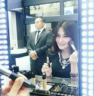 #Tipsdandan aman: Dijaga bodyguard! 💪😄
Girls, do you know that Chanel has touch of chocolate colour for their lipstick collection? Yes, this is odd, because they usually use a touch of red for the lipstick. And yes, I like the combination colour of beige dore, noir moderne, and lil bit independente, on my lips. And I love love love their Joues contraste blush on colour 💕💕💕
These are their new Spring/Summer 2017 collection (black, white, beige, gold, red).
A touch of sophisticated colour goes a long way with the soft makeup look.😊
#makeup #beauty #clozetteambassador