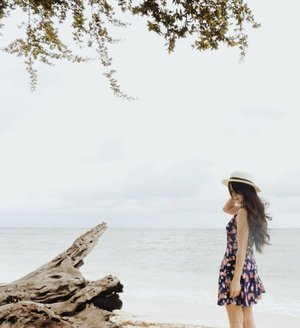 Can we meet? Somewhere. Only. We. Know.
#photooftheday #pictureoftheday #beach #girl #floraldress #somewhereonlyweknow #canwemeet #meeting #clozetteid