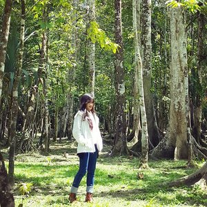 A time alone..with You~ 😊 #Timika #Papua #travel #traveler #trip #walk #alone #forest #nature #work #holiday #ootd #ootdindo #ootdmagazine #fashion #lifestyle #fashionista #fashiondiaries #white #jacket #jeans #boots #RimbaPapua #lookbookIndonesia #beritafashion #clozetteambassador #clozetteid @clozetteid