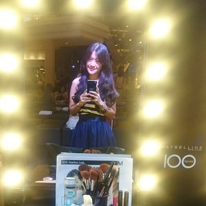Girl in the mirror 😉
Happy bday #maybelline #maybelline100 #birthday #cosmetics #makeup #brushes #mirror #ootd #ootdindo #faceoftheday #fashion #fashiondiaries #beritafashion #stripes #blue #tutuskirt #lookbookIndonesia #clozetteambassador #clozetteID @clozetteid