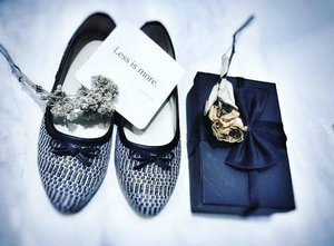 Less is more~
Tiny shoes for tiny dancer👼
#monochrome #monochromed #shoes #tiny #tinyshoes #black #blackandwhite #lessismore #fashion #lifestyle #gift #flower #clozetteid