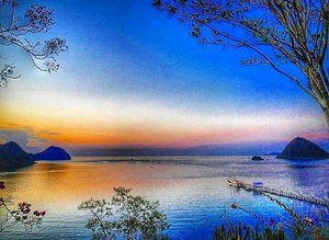 #BestofIndonesia
Breathtaking Labuan Bajo sunset-twilight 🌇 view 😍 
#pesonaIndonesia
#sunset #twilight #view #LabuanBajo #Flores #NTT #Indonesia #wonderfulIndonesia #Travel #traveling #traveler #traveller #travelling #tourism #beautiful #boat #trees #hill #photooftheday #sky #skyporn #happynewyear #clozetteid #clozetteambassador #melengkapiIndonesia