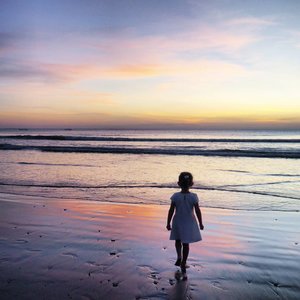 I'm a little girl in a big big world~👯
#littlegirl #girl #bigworld #imagination #beach #sunset #twilight #silhouette #siluet #reflection #sky #skyporn #bali #Indonesia #PesonaIndonesia #wonderfulIndonesia #traveling #traveler #travel #nature #naturelovers #beachsand #clozetteid