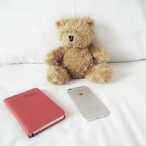 Teddy bear, smartphone, and book...always be there for you when you're sick and need to be alone 🤒🤕
#teddybear #smartphone #book #notebook #bed #bedsheet #doll #apple #sick #friend #unwell #instagood #lifestyle #clozetteid