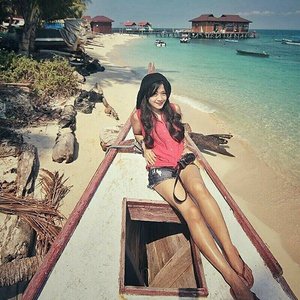 Tanning!
#Borneo #Derawan #derawanisland #Merdekaliburan #Indonesia #WonderfulIndonesia #PesonaIndonesia #boat #beautiful #beach #sea #Clearwater #ootd #ootdindo #red #shortpants #shortjeans #camera #vacation #bestvacations #holiday #traveling #travel #traveler #lifestyle #clozetteambassador #clozetteID @ClozetteID