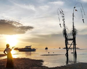 Sanur sunrise 🌝
Rahajeng Nyanggra Rahina Galungan lan Kuninan🙏
Selamat Menyambut Hari Raya Galungan dan Kuningan🙏
#sunrise #Sanur #beach #Bali #wondefulIndonesia #pesonaIndonesia #boat #janur #penjor #silhouette #pictureoftheday #photooftheday #travel #traveler #traveling #sea #skyporn #nature #naturelovers #clozetteid #clozetteambassador